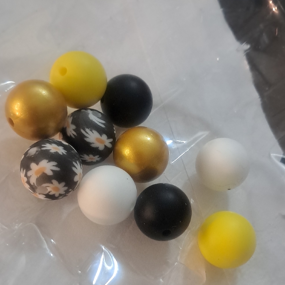 15x Colorful Bead Set with Floral Design